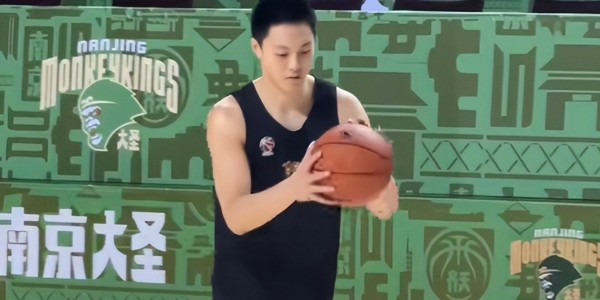 星空体育app下载-温馨！杜锋亲自给19岁小将开小灶，希望他给徐杰分担压力