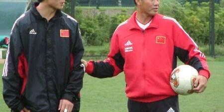 他曾跟随国足参加日韩世界杯，点球三连扑的天津籍门将王建英