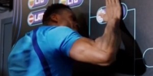 保留节目！字母哥哥赛后拍打晋级栏希腊队贴纸 激情鼓舞全队！