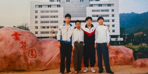 星空体育app下载-1997爱晚亭前的邂逅，2024微信群里的重逢：一张照片找到16人，还差你！